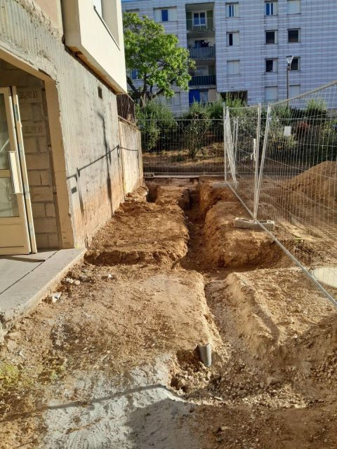 Déconstruction près d'un bâtiment